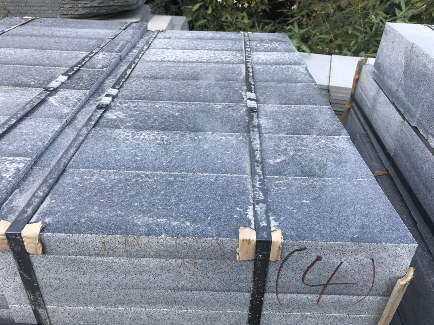 【恒鑨竽杰石材】主營(yíng)花崗巖江西紅、新老礦芝麻黑654#