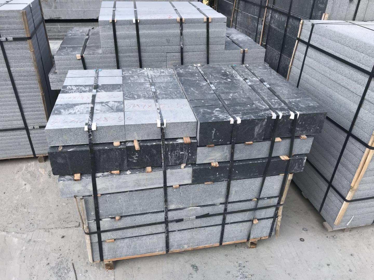 【恒鑨竽杰石材】主營(yíng)花崗巖江西紅、新老礦芝麻黑654#