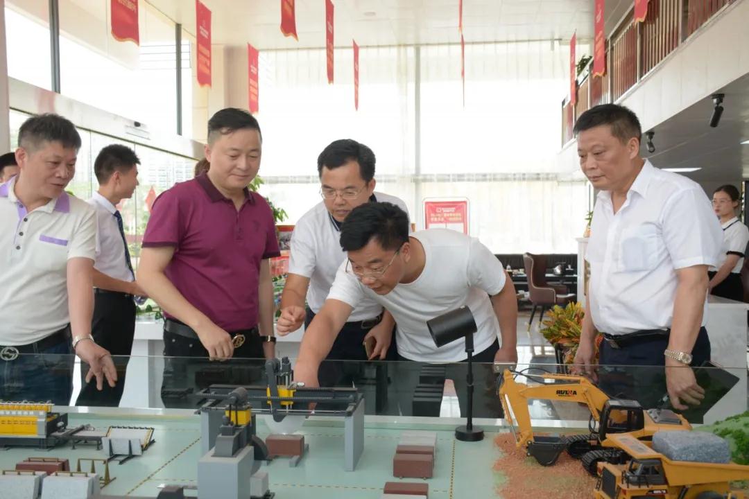 紫金礦業(yè)集團(tuán)工會副主席任雨華一行到石材機(jī)械輔料產(chǎn)業(yè)聯(lián)合會調(diào)研
