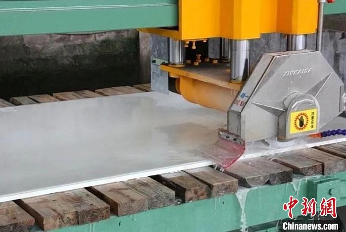 甘肅金塔戈壁（羅馬灰、金絲灰）石材變“金材玉料” 訂單漂洋過海漸增多