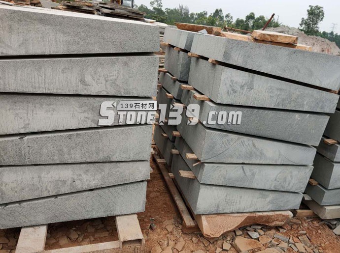 目前最便宜的黑石（湛江黑）產(chǎn)地廣東雷州市召開非法石材場(chǎng)整治工作推進(jìn)會(huì)