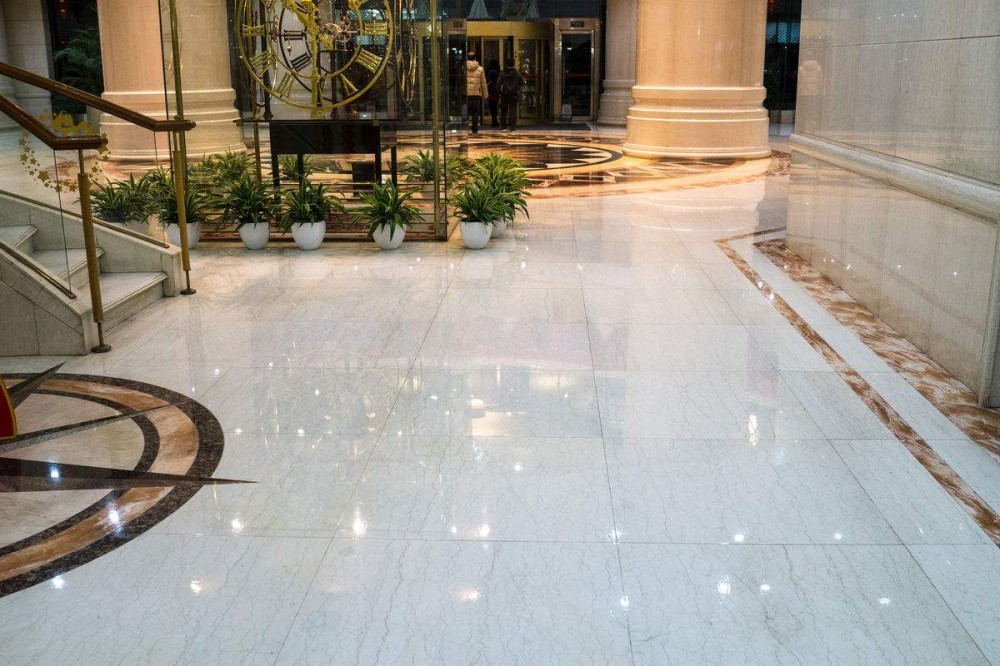 地面鋪設(shè)用傳統(tǒng)地磚（瓷磚）還是大理石？看完應(yīng)該知道如何選擇了