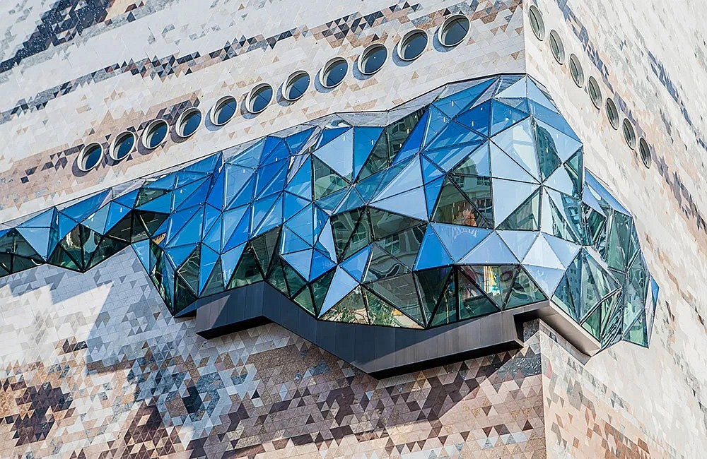 韓國(guó)首爾市中心125000塊花崗巖馬賽克外墻磚打造的巨型隕石建筑