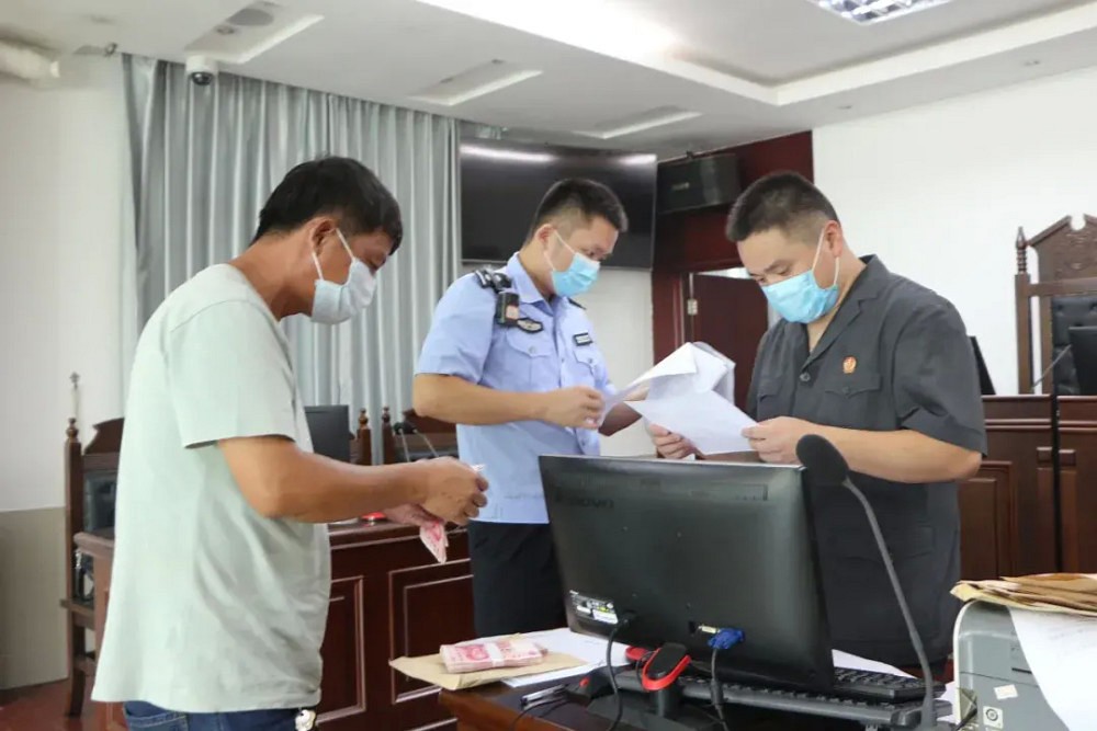 時隔4年！福建南安52名工人追回近135萬被欠工資