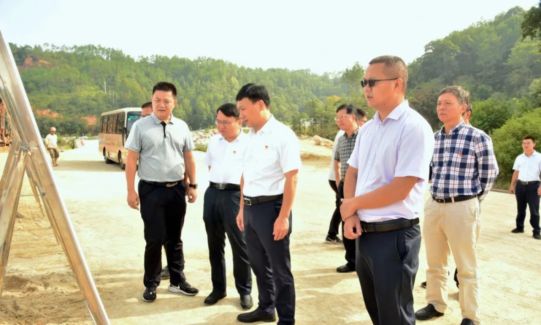 永定區(qū)委書記帶隊(duì)調(diào)研龍湖保護(hù)與開發(fā)和永定紅石材循環(huán)經(jīng)濟(jì)產(chǎn)業(yè)園建設(shè)情況