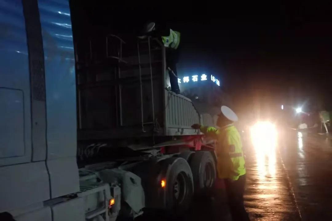 湖北麻城成立專班整治石材產(chǎn)業(yè)貨運(yùn)車輛，6家企業(yè)被下達(dá)責(zé)令整改通知書