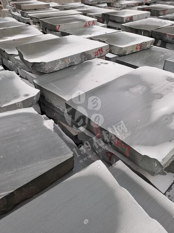 萬(wàn)國(guó)石材帶您了解沒(méi)哭了的萬(wàn)源青石雕刻產(chǎn)品