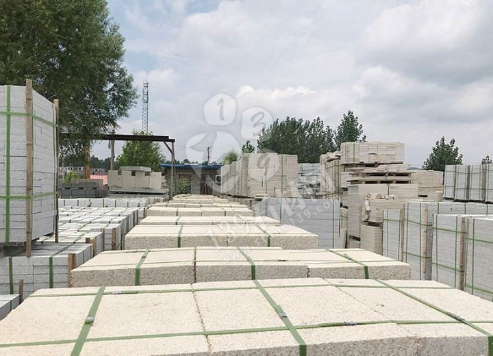 【南陽(yáng)金泰石業(yè)】主營(yíng)河南黃金麻、河南黃銹石方城芝麻白花崗巖園林工程配套用石