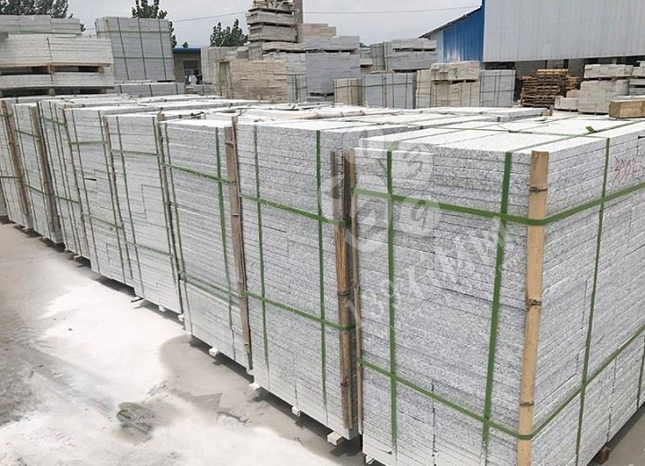 【南陽(yáng)金泰石業(yè)】主營(yíng)河南黃金麻、河南黃銹石方城芝麻白花崗巖園林工程配套用石