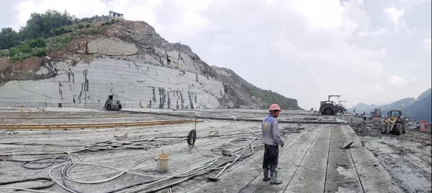 山西芝麻黑石材產(chǎn)區(qū)長治市平順縣芝麻黑礦山荒料產(chǎn)品欣賞