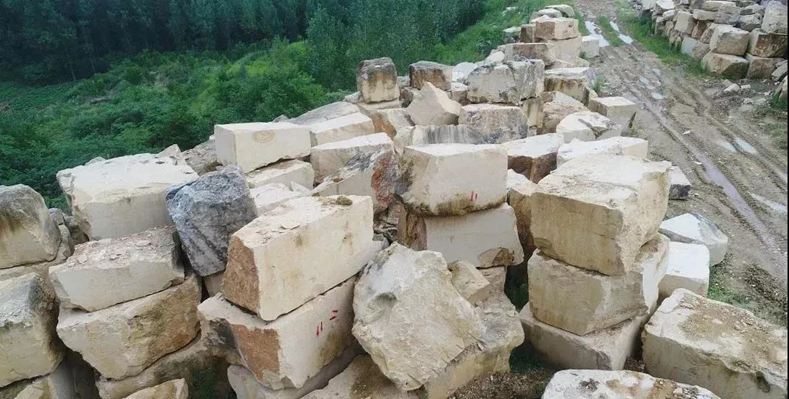 河南石灰石產(chǎn)地內(nèi)鄉(xiāng)新德國(guó)米黃