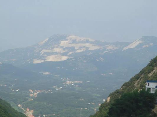 湖北麻城石材礦山資源可開采一百年以上，芝麻白色差小受房產(chǎn)青睞