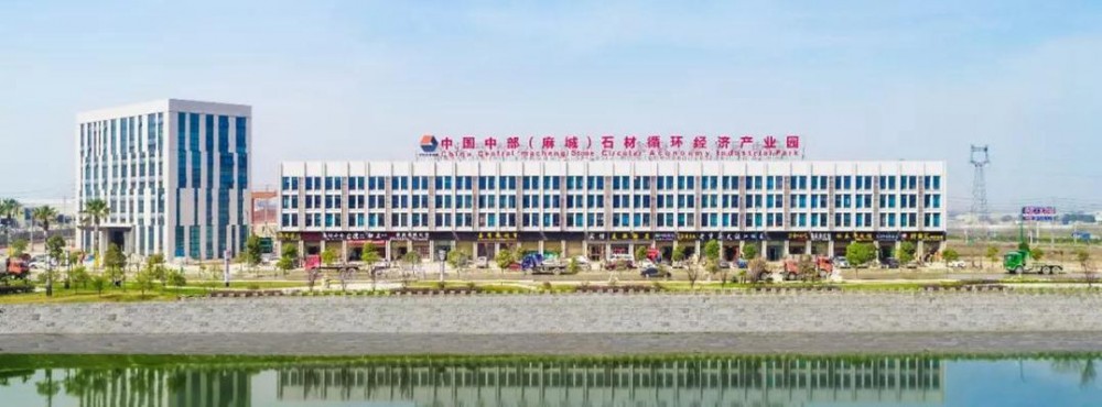 湖北麻城石材礦山資源可開采一百年以上，芝麻白色差小受房產(chǎn)青睞