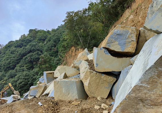 四川芝麻黑花崗巖產(chǎn)區(qū)石棉縣礦山及石材欣賞！