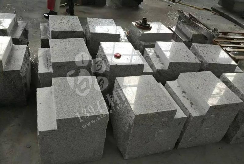 麻城張順利石材廠主要經營湖北芝麻白、芙蓉白環(huán)境石，地鋪石，路延石，小方石