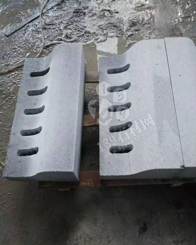 麻城張順利石材廠主要經營湖北芝麻白、芙蓉白環(huán)境石，地鋪石，路延石，小方石