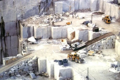 石材礦山開采工藝與設(shè)備解析