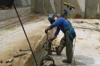 石材礦山開采工藝與設(shè)備解析